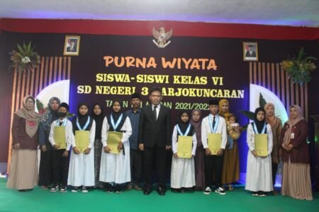Gelar Wisuda, SD Negeri 3 Harjokuncaran Komitmen Cetak Lulusan Berkualitas Wisudawan terbaik bersama jajaran dewan guru SD Negeri 3 Harjokuncaran