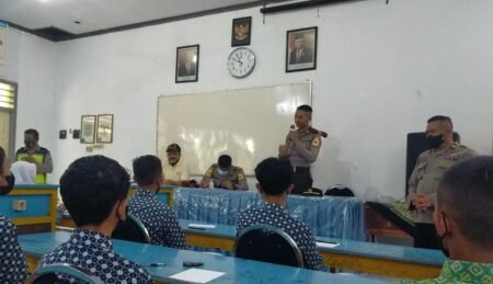 Polres Malang Binluh Pelajar Terkait Bahaya Narkoba dan Sosialisasi Tilang Elektronik Polres Malang melaksanakan kegiatan imbauan dan penyuluhan tentang bahaya penyalahgunaan narkoba dan Kamseltibcar Lantas serta mensosialisasikan tilang elektronik