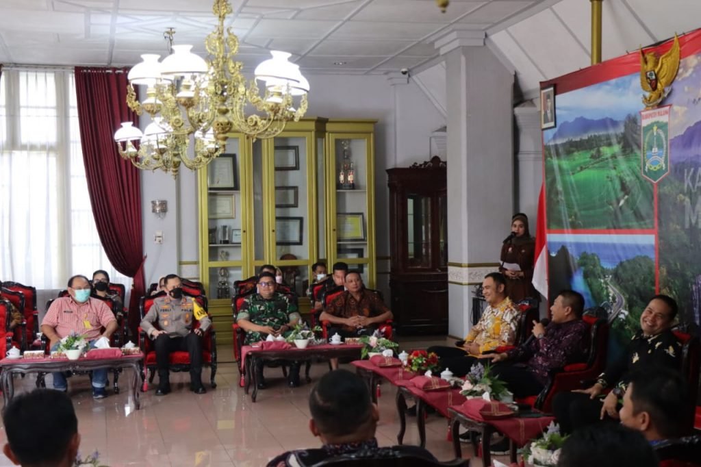 Kapolres Malang Dampingi Wabup Terima Kunjungan Study Komparatif Forkopimda Sijunjung Kapolres Malang AKBP Ferli Hidayat mendampingi Wakil Bupati Malang, Drs. Didik Gatot Subroto menerima Bupati Sijunjung, Benny Dwifa Yuswir bersama jajaran Forkopimda Kabupaten Sijunjung