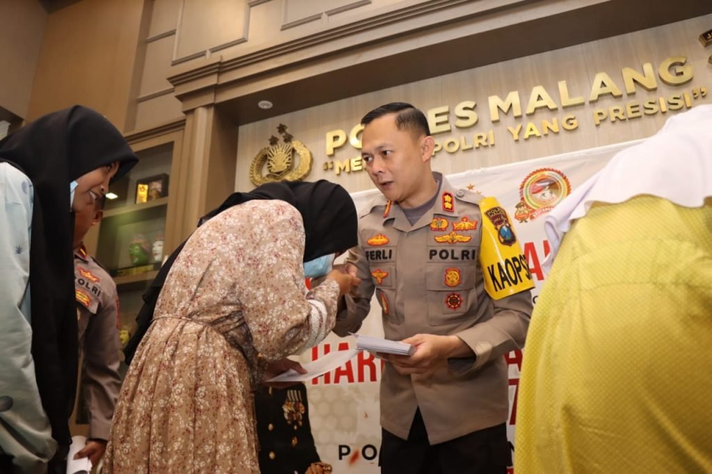Sambut HUT Bhayangkara Ke 76, Kapolres Malang Gelar Do’a Bersama dan Santunan Anak Yatim Kapolres Malang AKBP Ferli Hidayat menggelar kegiatan bernuansa islami bersama puluhan anak yatim piatu dalam rangka memperingati HUT Bhayangkara ke-76