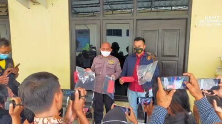 Aniaya Tetangga, Pemuda Asal Nganjuk Diringkus Polisi Polres Nganjuk saat memberikan keterangan usai melakukan penangkapan pelaku penganiayaan tetangga