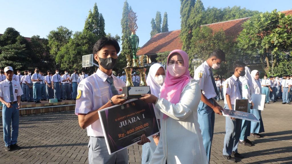 Gelar Classmeet, SMAN 1 Turen Gelar Lomba Esports Mobile Legend Penyerahan piala kepada pemenang Classmeet lomba Esports Mobile Legend di SMAN 1 Turen