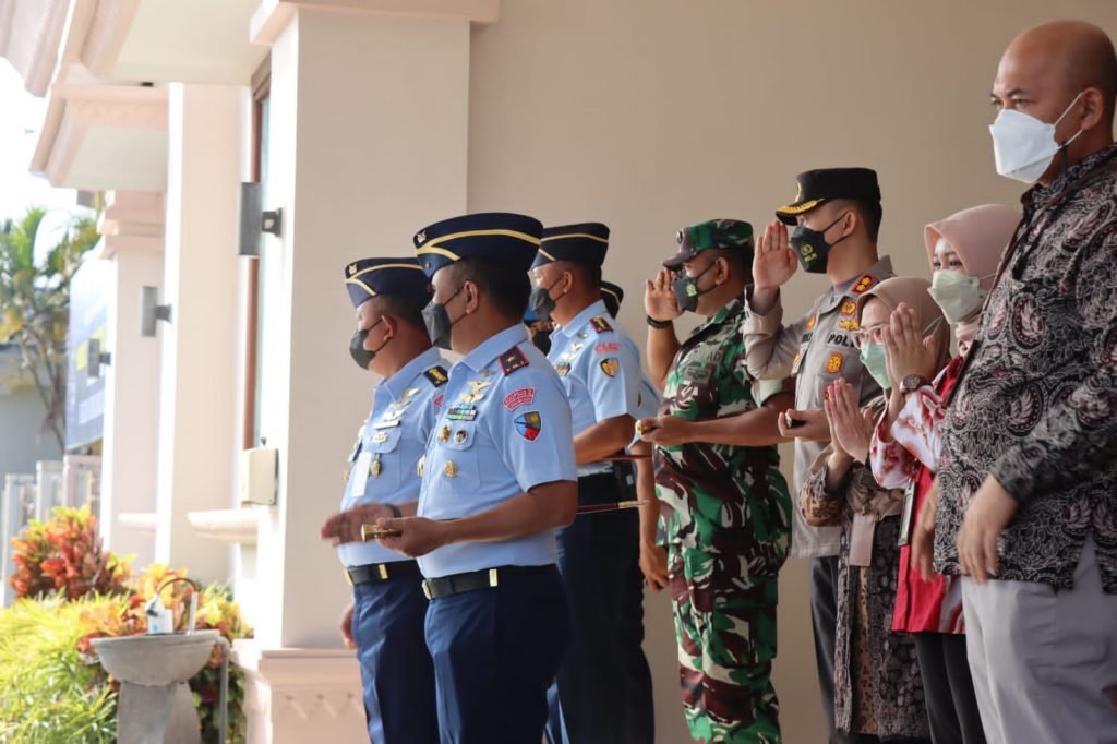 Kapolres Malang Sambut Hangat Kedatangan Menteri ATR/BPN Kapolres Malang AKBP Ferli Hidayat menyambut kedatangan Menteri Agraria dan Tata Ruang (ATR) / Badan Pertanahan Nasional (BPN) Letjen (Purn) Ary Mardjono
