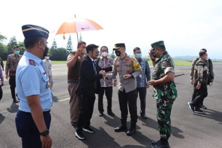 Kunker di Malang, Menteri Pertanian Disambut Hangat oleh Kapolres Malang Kapolres Malang AKBP Ferli Hidayat menyambut kedatangan rombongan Menteri Pertanian RI