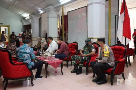 Forkopimda Kabupaten Malang Terima Kunjungan Mensos dan DPR RI Kapolres Malang AKBP Ferli Hidayat, bersama Forkopimda Kabupaten Malang sambut kedatangan Menteri Sosial Republik Indonesia dan Komisi XI DPR RI