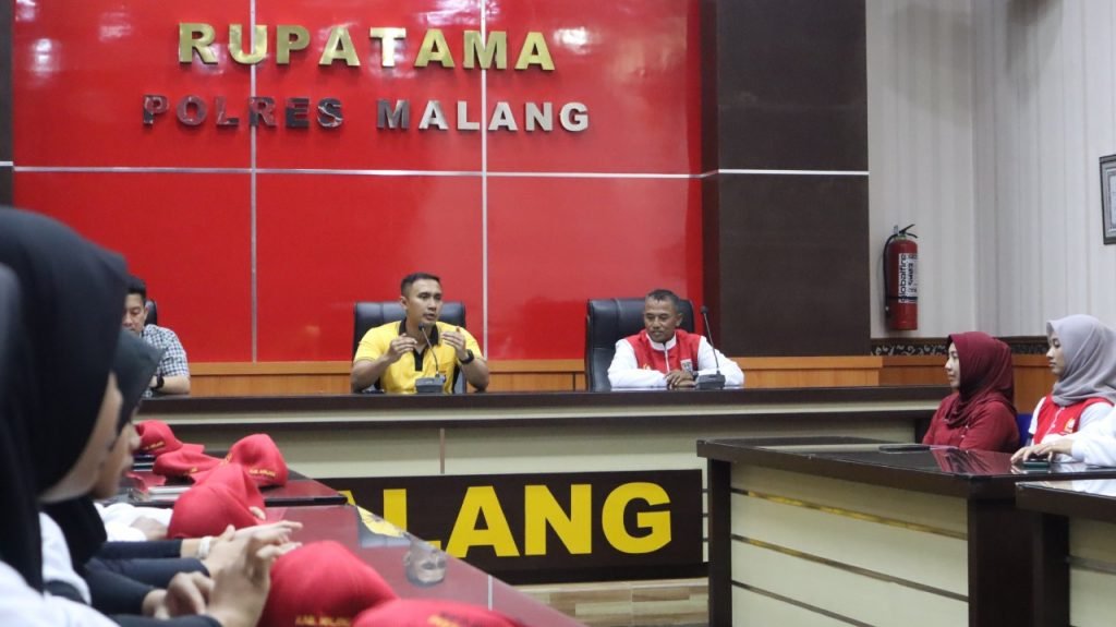 Berjuang di Porprov Jatim, Polres Malang Beri Motivasi Atlet Bola Voli Putri Kabupaten Malang Waka Polres Malang Kompol Rizky Tri Putra melepas keberangkatan dan memberi motivasi kepada Atlet Bola Voli Putri Kabupaten Malang