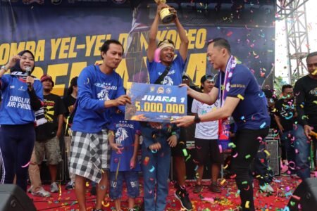 Korwil Bunut Sabet Juara Satu Lomba Yel-Yel dan Koreografi Arema Polres Malang Kapolres Malang AKBP Ferli Hidayat menyerahkan hadiah kepada juara satu lomba yel-yel dan koreografi Arema se Jagad Raya