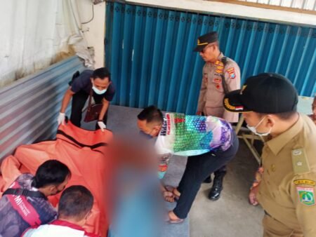 Polsek Pakisaji Sigap Tangani Penemuan Mayat di Teras Warung Kopi Penemuan mayat laki-laki didepan warung kopi di halaman Teras Warung Kopian Desa Kebonagung, Kecamatan Pakisaji