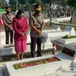 Ziarah Makam Pahlawan, Kapolda Jatim Sempatkan Berdoa di Makam Sang Kakek
