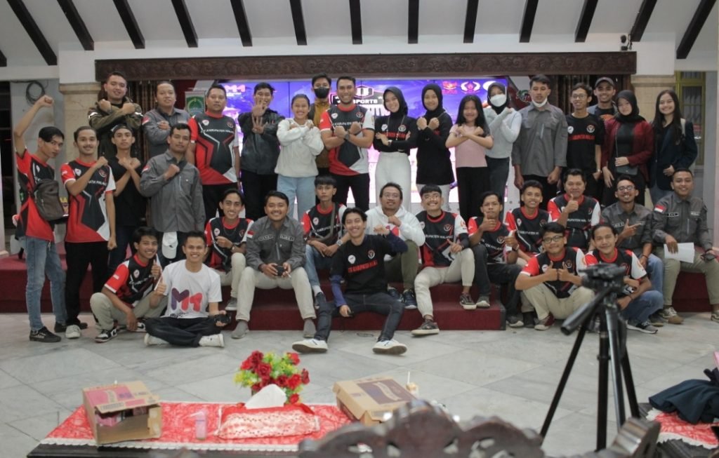 18 Atlet ESI Kabupaten Malang Siap Bertarung di Porprov Jawa Timur 2022 Pengurus ESI kabupaten Malang bersama para atlet eksibisi Porprov Jawa Timur 2022