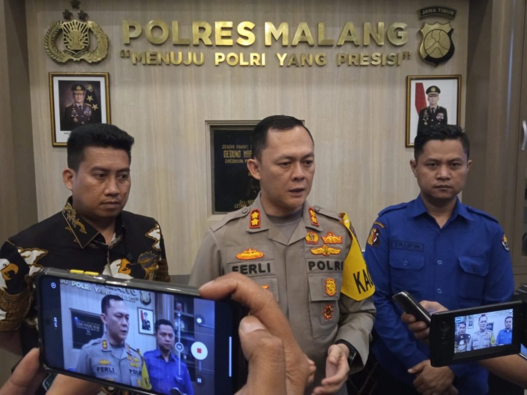 Korupsi ADD, Polres Malang Tahan Perangkat Desa Kalipare Kapolres Malang AKBP Ferli Hidayat saat memberikan keterangan soal kasus korupsi perangkat desa Kalipare