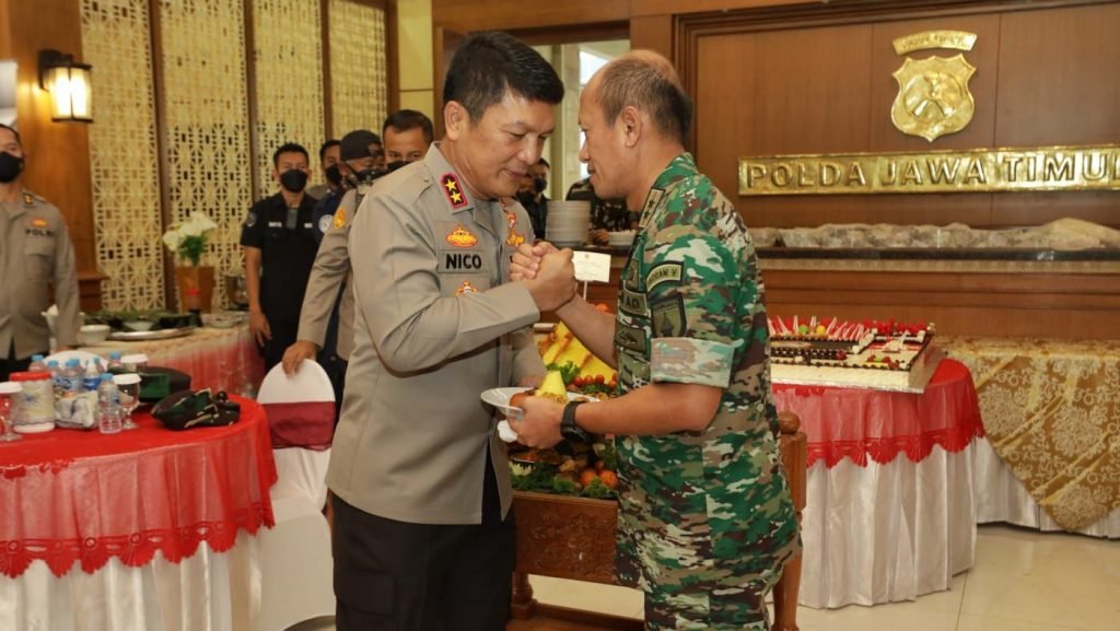 Pangdam V/Brawijaya Beri Kejutan Kapolda Jatim di Hari Bhayangkara 76 Kapolda Jawa Timur Irjen Pol Nico Afinta menerima dengan hangat kunjungan Pangdam V Brawijaya Mayjen TNI Nurchahyanto