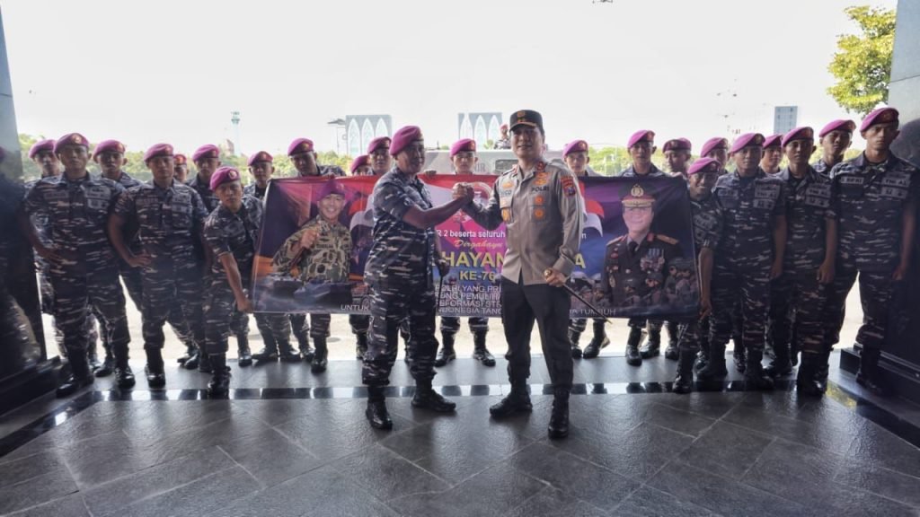 Turut Peringati Hari Bhayangkara, Prajurit TNI AL Geruduk Polda Jatim TNI AL memberikan ucapan Selamat Hari Bhayangkara ke-76 kepada Kapolda Jawa Timur Irjen pol Nico Afinta