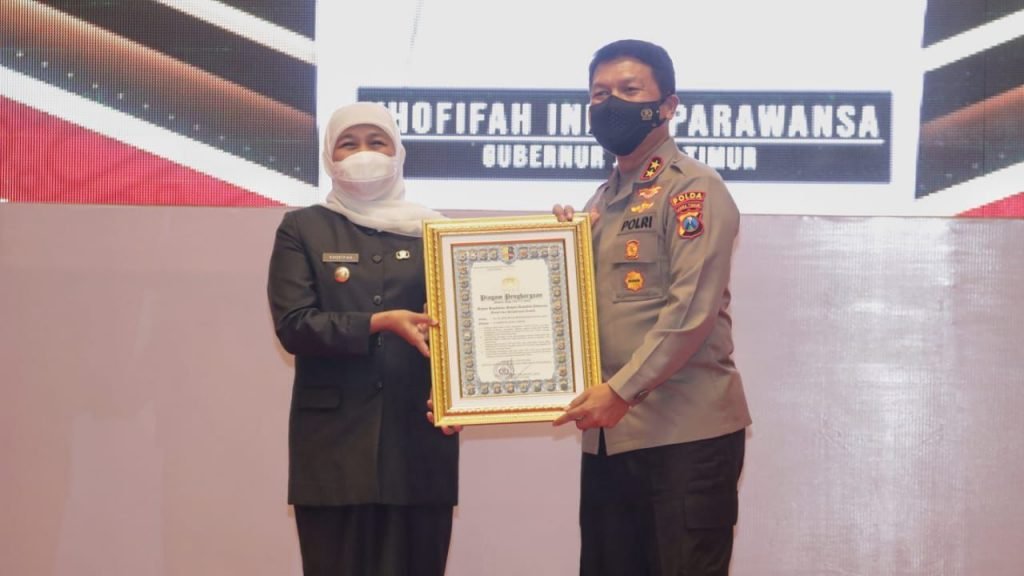 Gubernur Jatim Terima Penganugrahan Pin Emas dan Penghargaan dari Kapolri Kapolda Jatim, Irjen Pol Nico Afinta atas nama Kapolri berikan penganugerahan Pin Emas dan Piagam Penghargaan kepada Gubernur Jawa Timur, Khofifah Indar Parawansa
