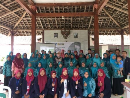 Lewat Tanaman Gadung, Mahasiswa Universitas Trunojoyo Angkat Potensi Desa Pule Mahasiswa KNN 06 Universitas Trunojoyo Madura bersama ibu PKK usai melaksanakan Sosialisasi
