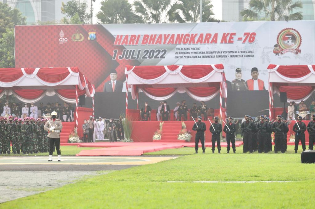 Dipimpin Presiden Jokowi, Polda Jatim Ikuti Peringatan Hari Bhayangkara 76 secara Virtual Upacara peringatan Hari Bhayangkara 76 Polda Jatim, Selasa (05/07/2022) pagi