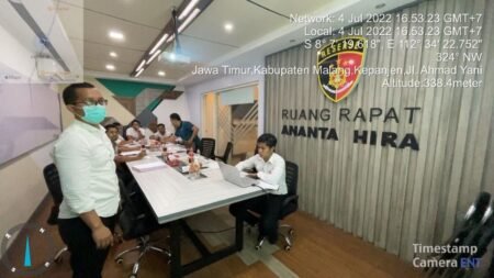 Penyidikan Kasus Pembunuhan Nenek di Karangploso Dihentikan, Tersangka Meninggal Dunia Kasat Reskrim Polres Malang AKP Donny Kristian Bara'langi bersama Anggota Sat Reskrim Polres Malang menggelar penetapan Tersangka Tindak Pidana pembunuhan seorang nenek berinisial W (70) pada Selasa lalu (07/06) di Dusun Manggisari, Desa Bocek, Kecamatan Karangploso, Kabupaten Malang.