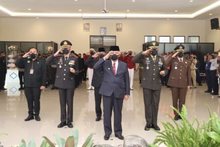 Dipimpin Presiden, Polres Malang Ikuti Upacara Hari Bhayangkara ke 76 Secara Virtual Kapolres Malang AKBP Ferli Hidayat bersama seluruh Pejabat Utama Polres Malang dan perwakilan Personil Polres Malang serta Jajaran Forkopimda Kabupaten Malang mengikuti Upacara peringatan Hari Bhayangkara ke 76 secara virtual.