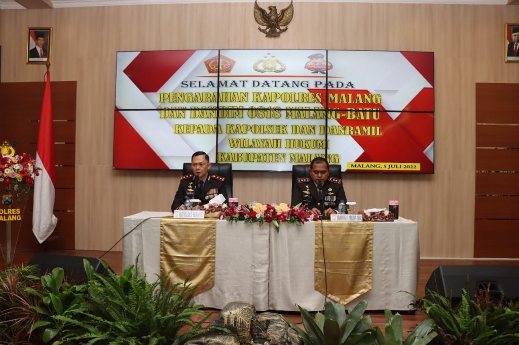 Kapolres Malang dan Dandim 0818 Beri Arahan Kepada Kapolsek dan Danramil Kapolres Malang AKBP Ferli Hidayat bersama Dandim 0818 Malang - Batu Letkol Inf. Taufiq Hidayat memberikan arahan kepada para Kapolsek Jajaran serta Danramil Jajaran yang ada dalam Wilayah Kabupaten Malang