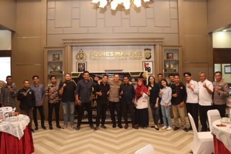 Kapolres Malang Gelar Dialog Bersama Mahasiswa Melalui Program Diagram Komitmen menjaga stabilitas kamtibas di wilayah Kabupaten Malang, Kapolres Malang AKBP Ferli Hidayat menggelar dialog dengan mahasiswa dan aktivis Cipayung Plus dalam program diagram