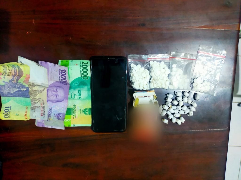 Edarkan Pil Koplo Ilegal, Remaja Asal Malang Diringkus Polisi Barang bukti berupa pil koplo yang diedarkan oleh remaja asal malang