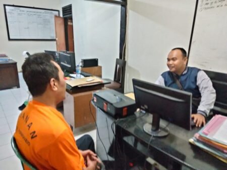 Polresta Banyuwangi Amankan Dukun Pengganda Uang Asal Grajagan Pelaku dukun pengganda uang saat diintrogasi oleh polisi