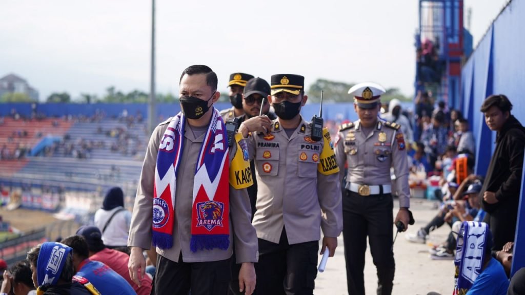 Turunkan 1.223 Personil Gabungan, Laga Arema FC Vs PSIS Semarang Berlansung Aman Kapolres Malang AKBP Ferli Hidayat bersama jajaran Polres Malang meninjau laga Arema FC Vs PSIS Semarang pada Laga Piala Presiden 2022