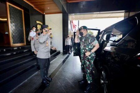Kapolda Jatim Sambut Hangat Kunjungan Kehormatan Panglima Divisi Infanteri 2/Kostrad Kapolda Jawa Timur Irjen Pol Nico Afinta saat meyambut hangat kunjungan kehormatan Panglima Divisi Infanteri 2/Kostrad