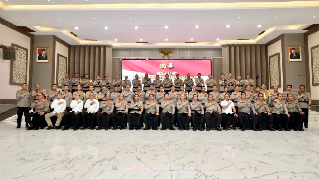 Kapolda Jatim Lantik Dirlantas dan Karumkit Bhayangkara Tk.II Jatim serta 12 Kapolres Kapolda jawa timur bersama anggota usai memimpin upacara Serah Terima Jabatan (Sertijab) Direktur Lalu Lintas Polda Jatim, Kepala Rumah Sakit (Karumkit) Bhayangkara Tk. II