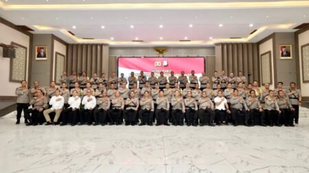 Kapolda Jatim Lantik Dirlantas dan Karumkit Bhayangkara Tk.II Jatim serta 12 Kapolres Kapolda jawa timur bersama anggota usai memimpin upacara Serah Terima Jabatan (Sertijab) Direktur Lalu Lintas Polda Jatim, Kepala Rumah Sakit (Karumkit) Bhayangkara Tk. II