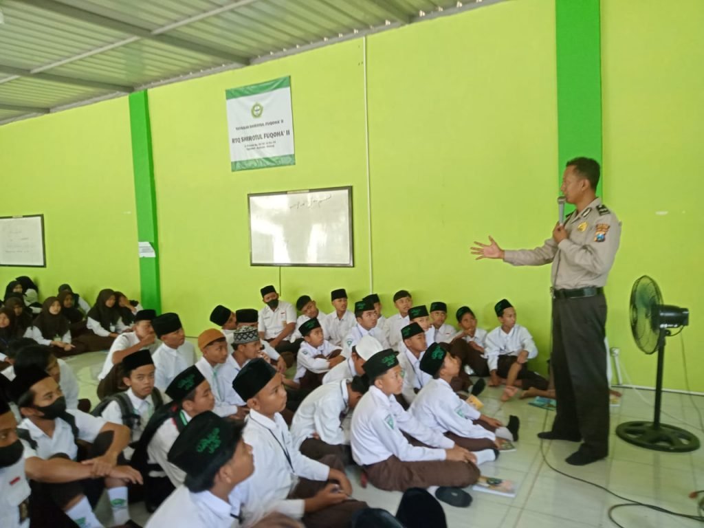 Polsek Kalipare Berikan Pembinaan Terhadap Siswa-Siswi SMK dan MTS Shifa Kalipare Kanit Binmas Polsek Kalipare AIPDA Mawan bersama Bhabinkamtibmas Kalipare Bripda Ryan Deas memberikan penyuluhan wawasan kebangsaan dan pembinaan
