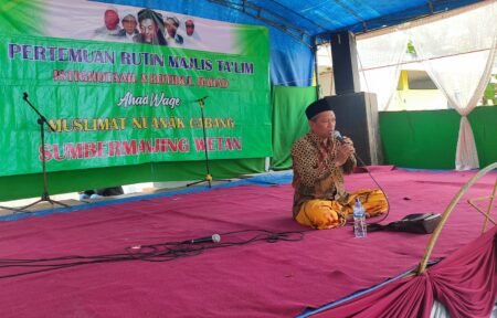 Anjangsana, PAC Muslimat NU Sumbermanjing Wetan Gelar Pertemuan Rutin Ketua MWC NU Sumbermanjing Wetan, Kiai Abdul Aziz Mufti saat memberikan sambutan