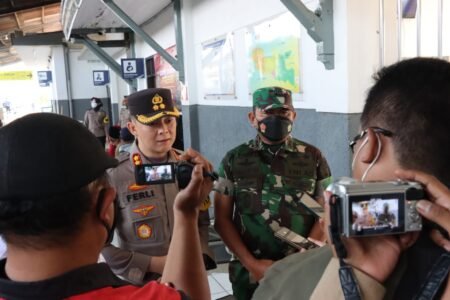Aturan Perjalanan dalam Negeri, Polres Malang Buka Layanan Vaksinasi Booster di Stasiun Kapolres Malang AKBP Ferli Hidayat bersama Dandim 0818 Malang-Batu, Letkol Inf Taufik Hidayat meninjau pelaksanaan Vaksinasi Covid-19 di Stasiun Kepanjen