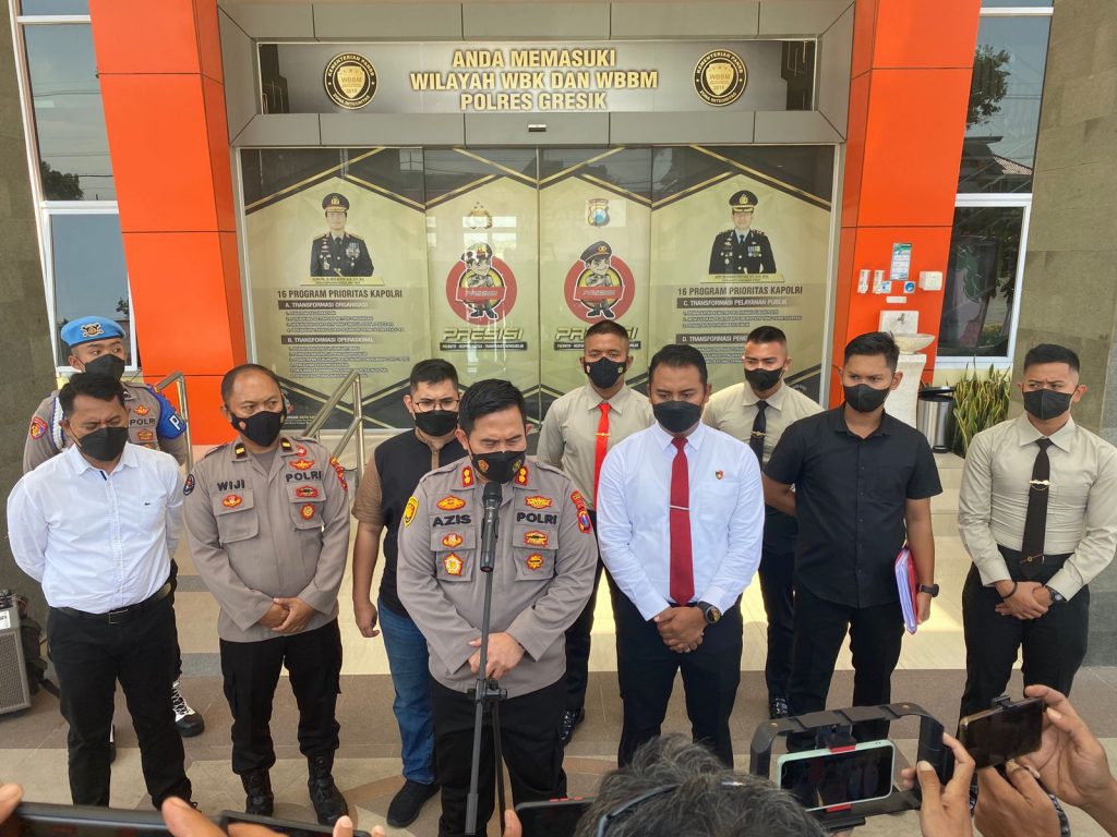 Soal Kasus Pernikahan Manusia dengan Kambing, Polres Gresik Tahan Empat Tersangka Kapolres Gresik AKBP Mochamad Nur Azis melakukan press release kasus pernikahan manusia dengan kambing
