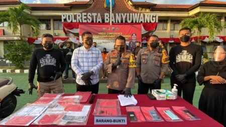 Bekuk Sindikat Curanmor, Polresta Banyuwangi Serahkan Sitaan Puluhan Motor kepada Pemiliknya Press Conference Polresta Banyuwangi terkait motor sitaan curanmor