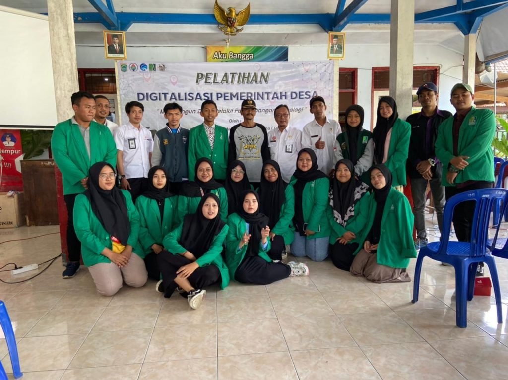 Mahasiswa KKN Unira Malang, Adakan Pelatihan Digitalisasi Pemerintahan Desa Mahasiswa KKN-T Kelompok 7 Unira Malang dalam Pelatihan Digitalisasi Pemerintah Desa
