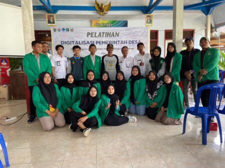 Mahasiswa KKN Unira Malang, Adakan Pelatihan Digitalisasi Pemerintahan Desa Mahasiswa KKN-T Kelompok 7 Unira Malang dalam Pelatihan Digitalisasi Pemerintah Desa