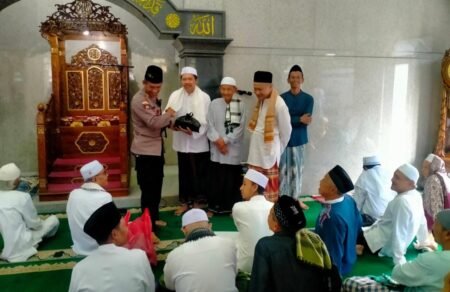 Jalin Silaturahmi, Kapolsek Pakisaji Beri Imbauan Kamtibmas Kapolsek Pakisaji lakukan silaturahmi dan berikan imbauan Kamtibmas