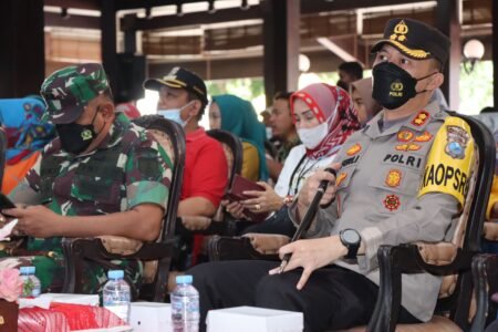 Forkopimda Kabupaten Malang Hadiri Peringatan Hari Anak Nasional 2022 Kapolres Malang AKBP Ferli Hidayat bersama Forkopimda Kabupaten Malang hadiri peringatan Hari Anak Nasional 2022