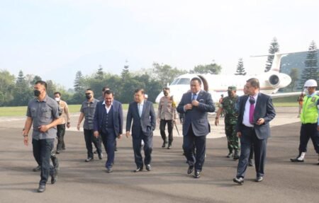 Kapolres Malang Sambut Kedatangan Wakil Presiden RI Ke-12 Jusuf Kalla Wakil Presiden ke-12 Republik Indonesia Dr. Drs. H. Muhammad Jusuf Kalla, di Bandar Udara Abdulrachman Saleh