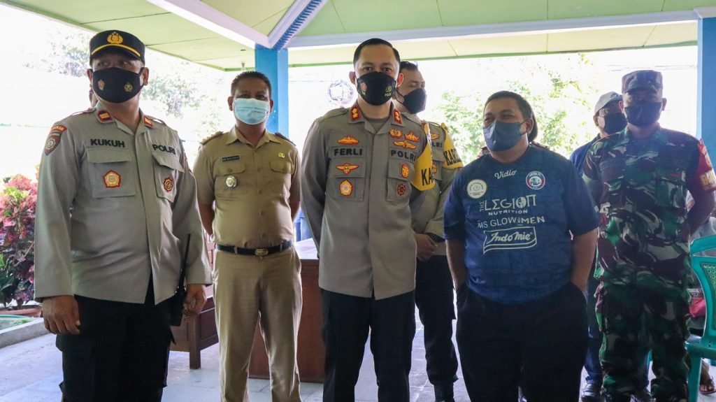 Kapolres Malang Pantau Langsung Percepatan Vaksinasi PMK di Kalipare Kapolres Malang AKBP Ferli Hidayat didampingi Kapolsek Kalipare Iptu Kukuh Purwono memantau langsung vaksinasi PMK di Kalipare