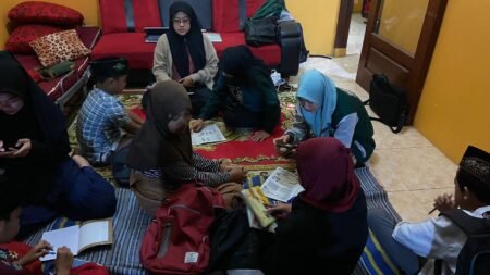 Mahasiswa KKN Unira Adakan Bimbel Bantu Anak Desa Ngasem Mahasiswa KKN-T Unira saat melaksanakan bimbingan belajar di Desa Ngasem