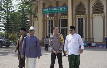 Jalin Silaturahmi, Kapolres Malang Kunjungi Ponpes Wisata An – Nur 2 Al Murtadlo https://www.wartacakrawala.com/kapolres-malang-pantau-langsung-percepatan-vaksinasi-pmk-di-kalipare/