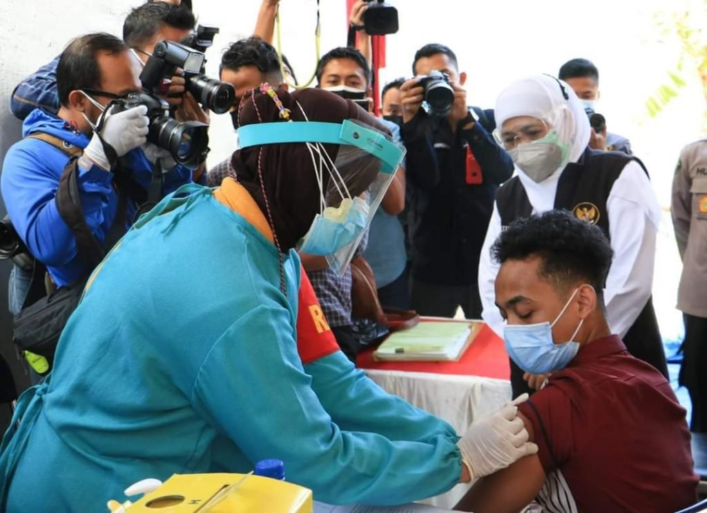 Gubernur Khofifah Pastikan Vaksinasi Dosis Keempat Bagi Nakes Segera Dimulai Guber Jawa Timur Khofifah Indar Parawansa meninjau pelaksanaan vaksinasi
