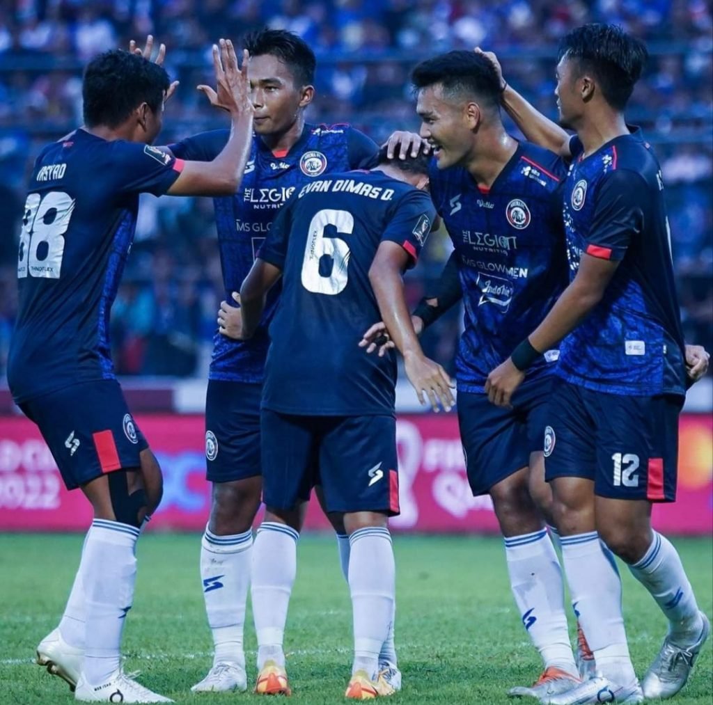 Sukses Hajar PSIS, Arema Bakal Bertemu Borneo FC di Final Piala Presiden 2022 Selebrasi pemain Arema FC usai sukses mencetak gol ke gawang PSIS Semarang di Piala Presiden 2022