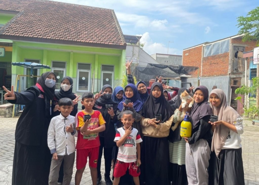 Kenalkan Konsep SDGs, Mahasiswa PMM UMM Edukasi Anak Panti Asuhan ‘Climate Action’ Mahasiswa PMM UMM Kelompok 8 bersama anak Yayasan Panti Asuhan K.H. Mas Mansyur, Purwantoro, Kecamatan Blimbing, Kota Malang