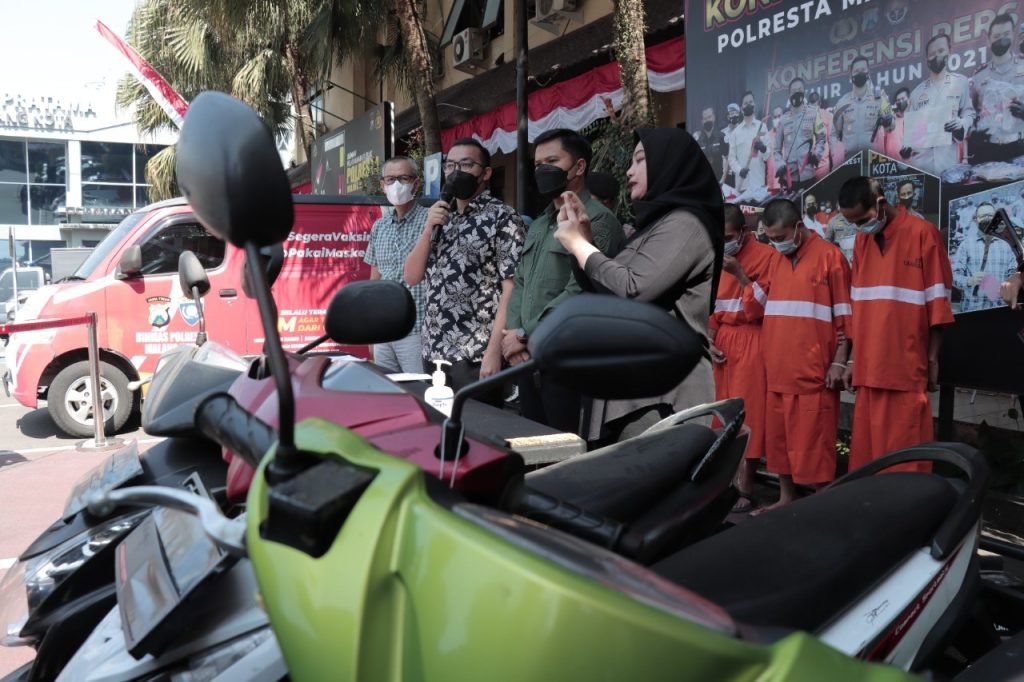 Jual Hasil Curian Melalui Facebook, Tiga Pelaku Curanmor Diamankan Polresta Malang Kota Polresta Malang Kota saat melakukan konferensi pers