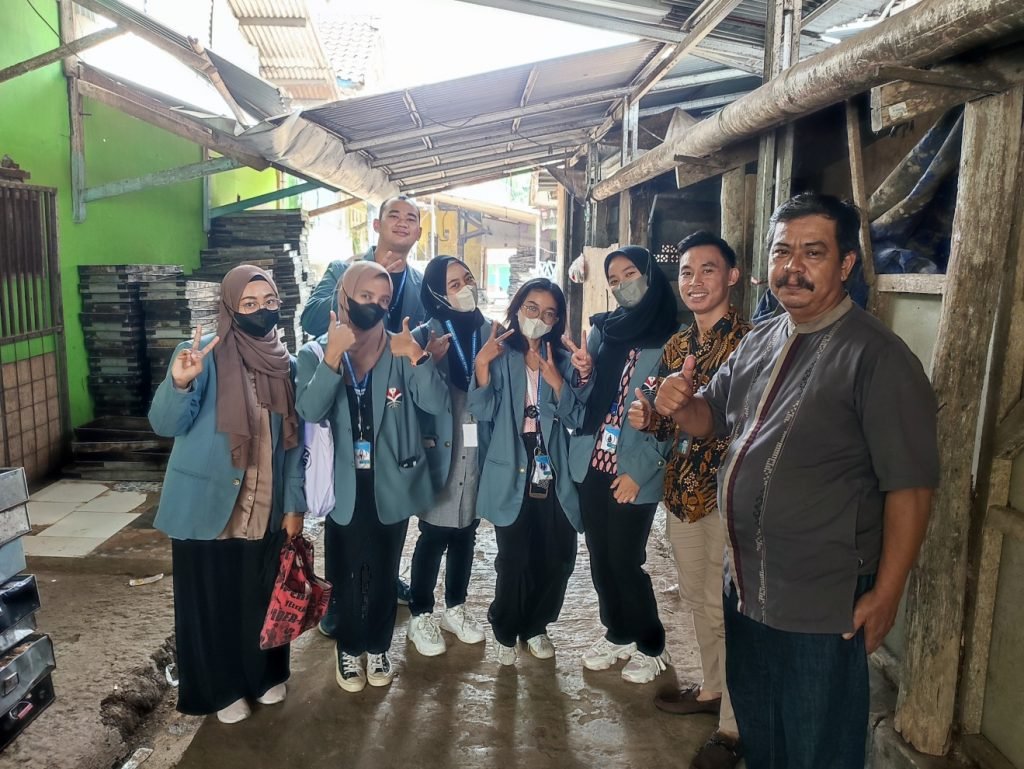 KKN UPI 2022, Pengembangan UMKM SR Noery Bakery Kampung Margaluyu Mahasiswa KKN UPI bersama owner SR Noery Bakery
