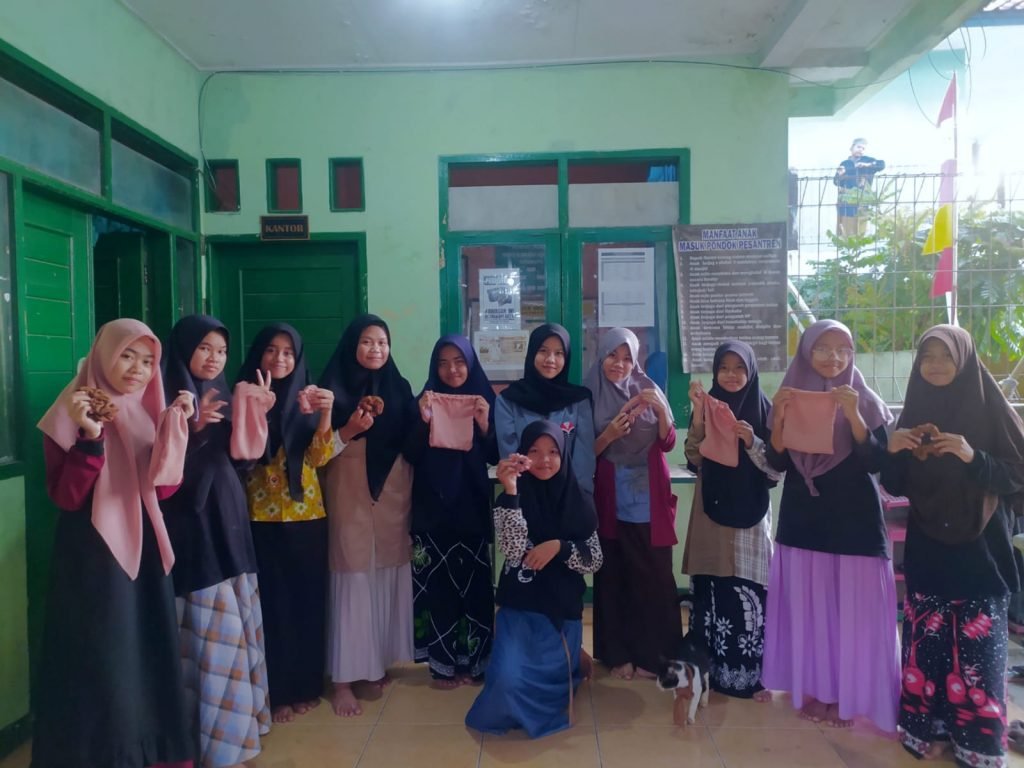 KKN UPI 2022, Pemanfaatan Limbah Kain Perca Menjadi Kerajinan Mahasiswa KKN Tematik UPI manfaatkan kain limbah perca jadi kerajinan