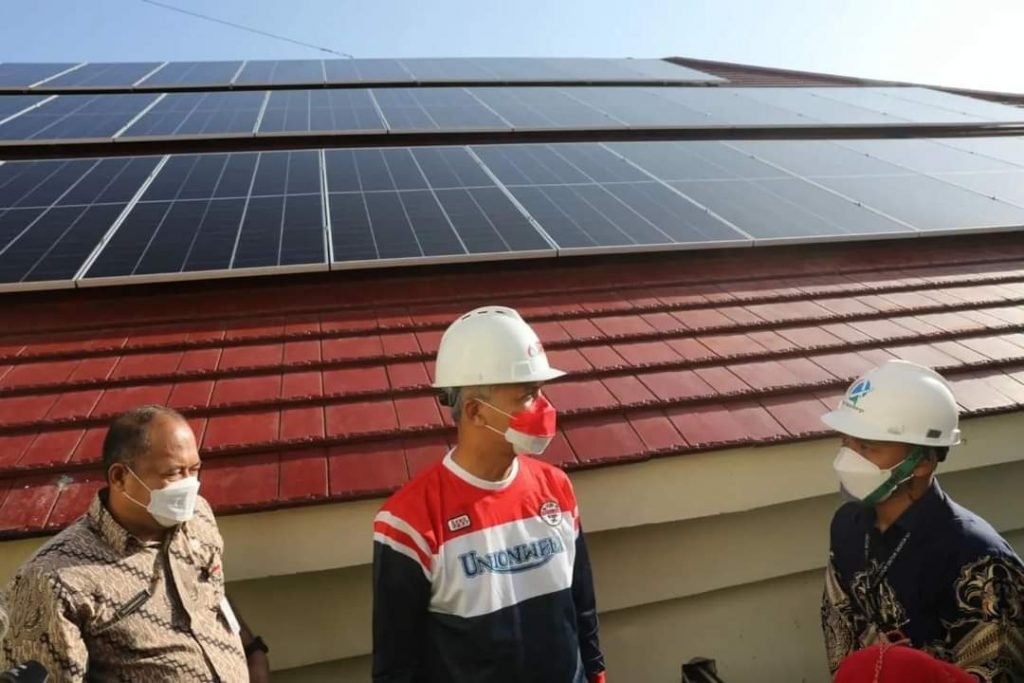 Ganjar Dorong Pemanfaatan Energi Alternatif di Perkantoran Jateng Gubernur Ganjar Pranowo mendorong gedung perkantoran di Jawa Tengah mulai menggunakan energi alternatif